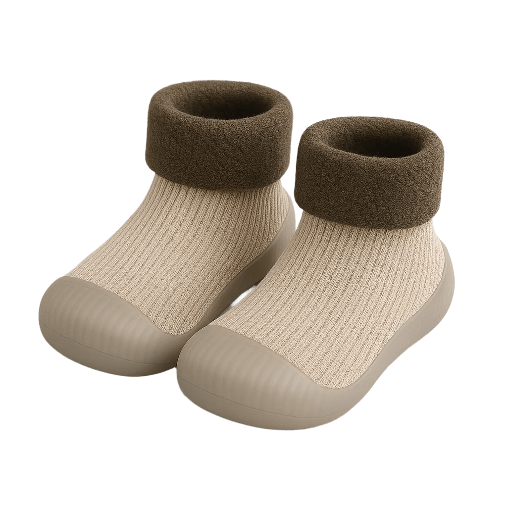 Beige sokschoentjes met bruine fleece rand en rubber anti-slip zool, comfortabele kinderschoenen voor binnen en buiten