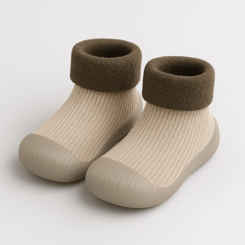 Schoentjes voor kinderen in beige ribstof met bruine rand, lichtgewicht en flexibel met anti-slip zool – vrijstaand zonder achtergrond