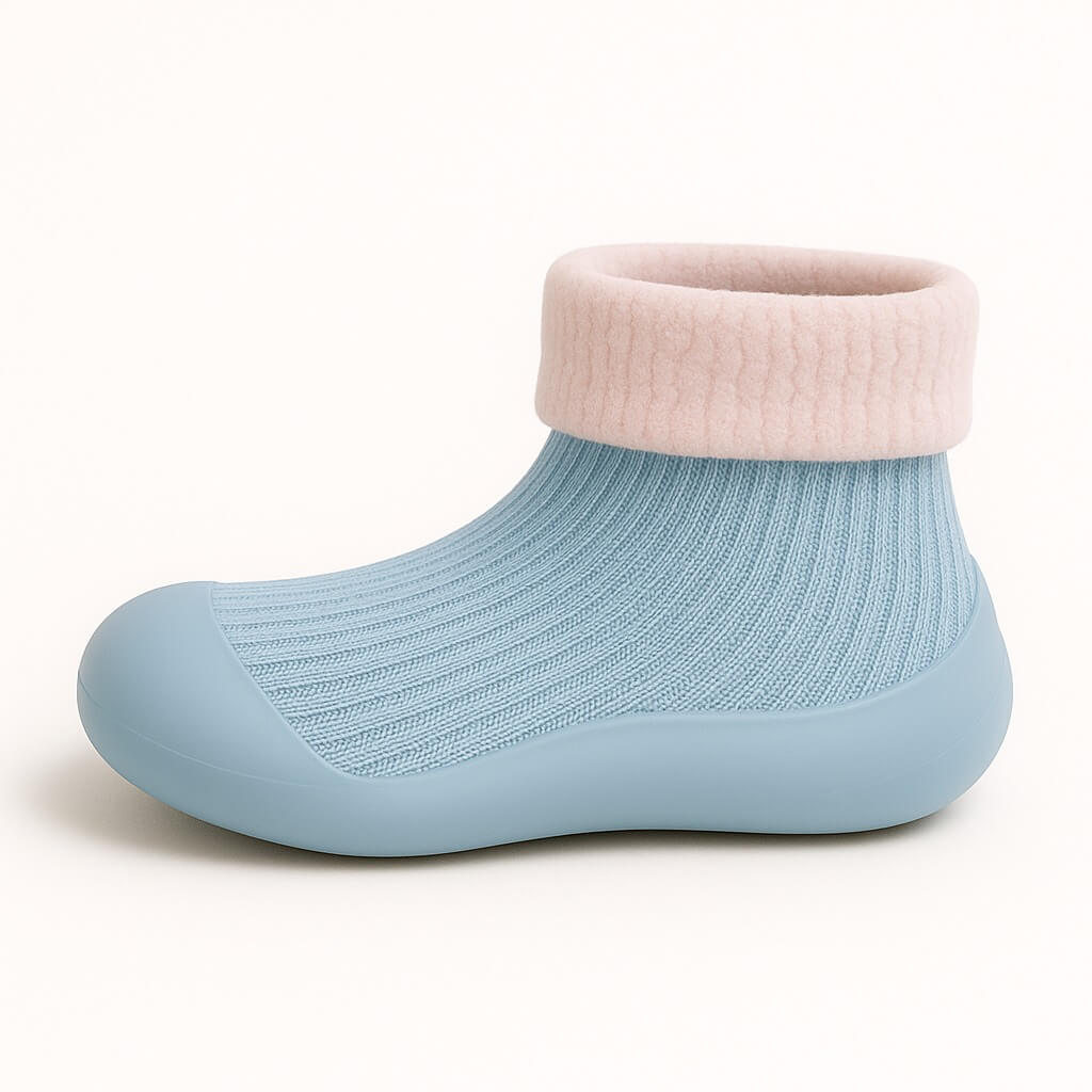 Zijaanzicht van een lichtblauw sokschoentje met ribstof en antislip zool – flexibel, licht en perfect als eerste schoentjes