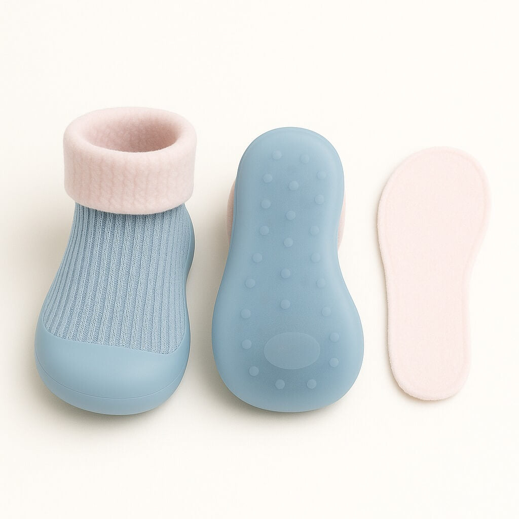 Onderkant van lichtblauwe kindersloffen met doorzichtige anti-slip zool en losse zachte inlegzool – ideaal voor peuters