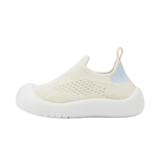 Beige baby slip-on schoen met gebreid bovenwerk en zachte witte zool