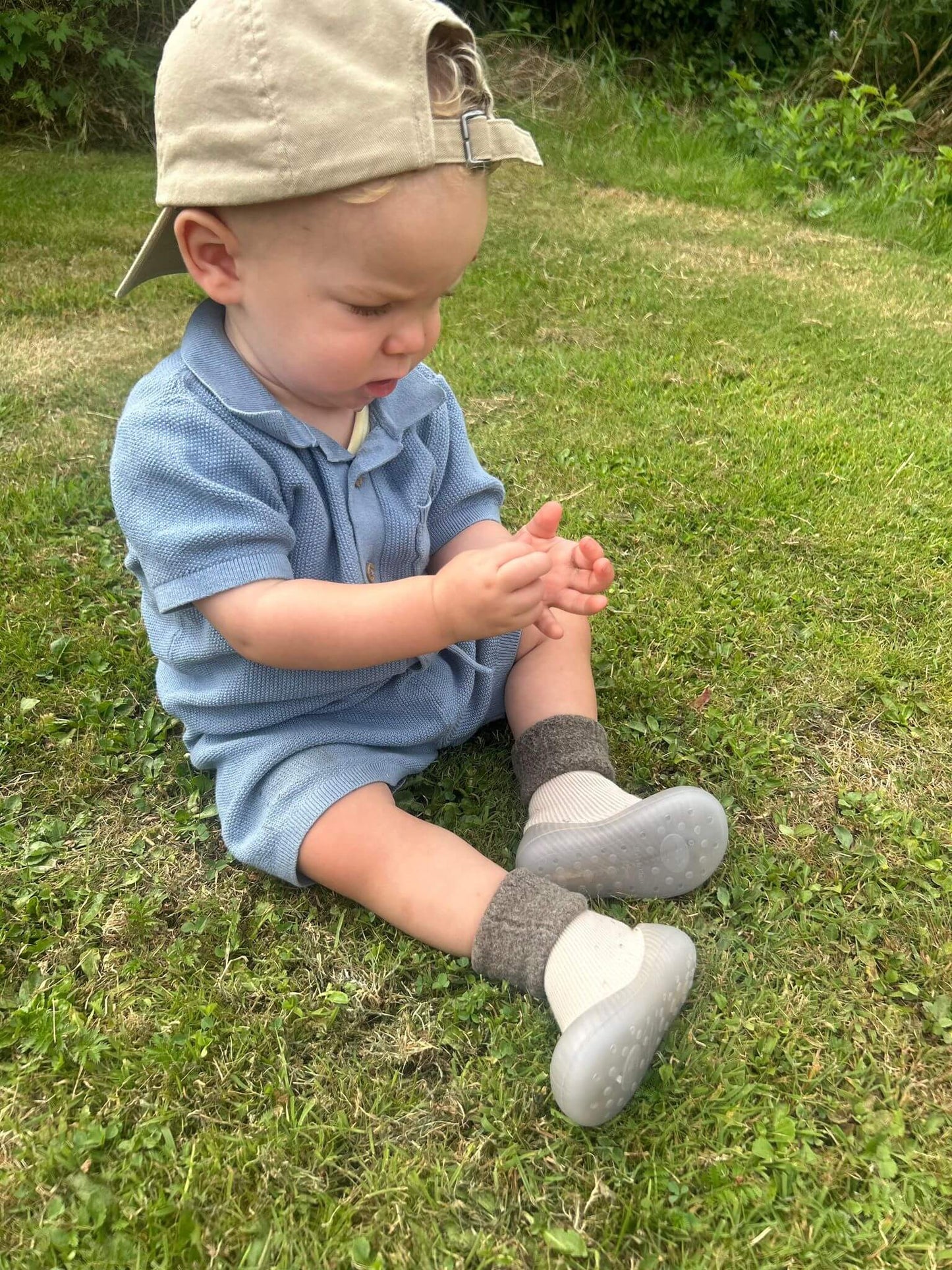 Ontdek onze zachte sokschoentjes voor baby's en peuters. Gemaakt van ademend katoen, met antislip zool en makkelijk wasbaar. Geen veters, wel stijl. Bestel vandaag voor morgen in huis!