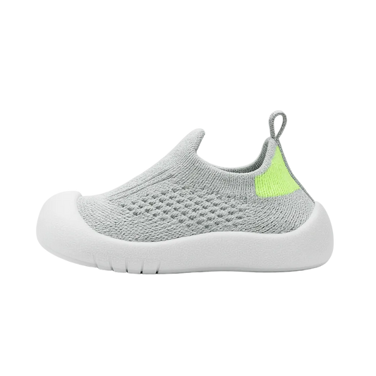 Grijze baby slip-on schoen met gebreid bovenwerk en zachte witte zool
