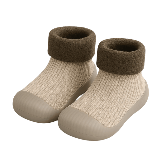 Beige sokschoentjes met bruine fleece rand en rubber anti-slip zool, comfortabele kinderschoenen voor binnen en buiten
