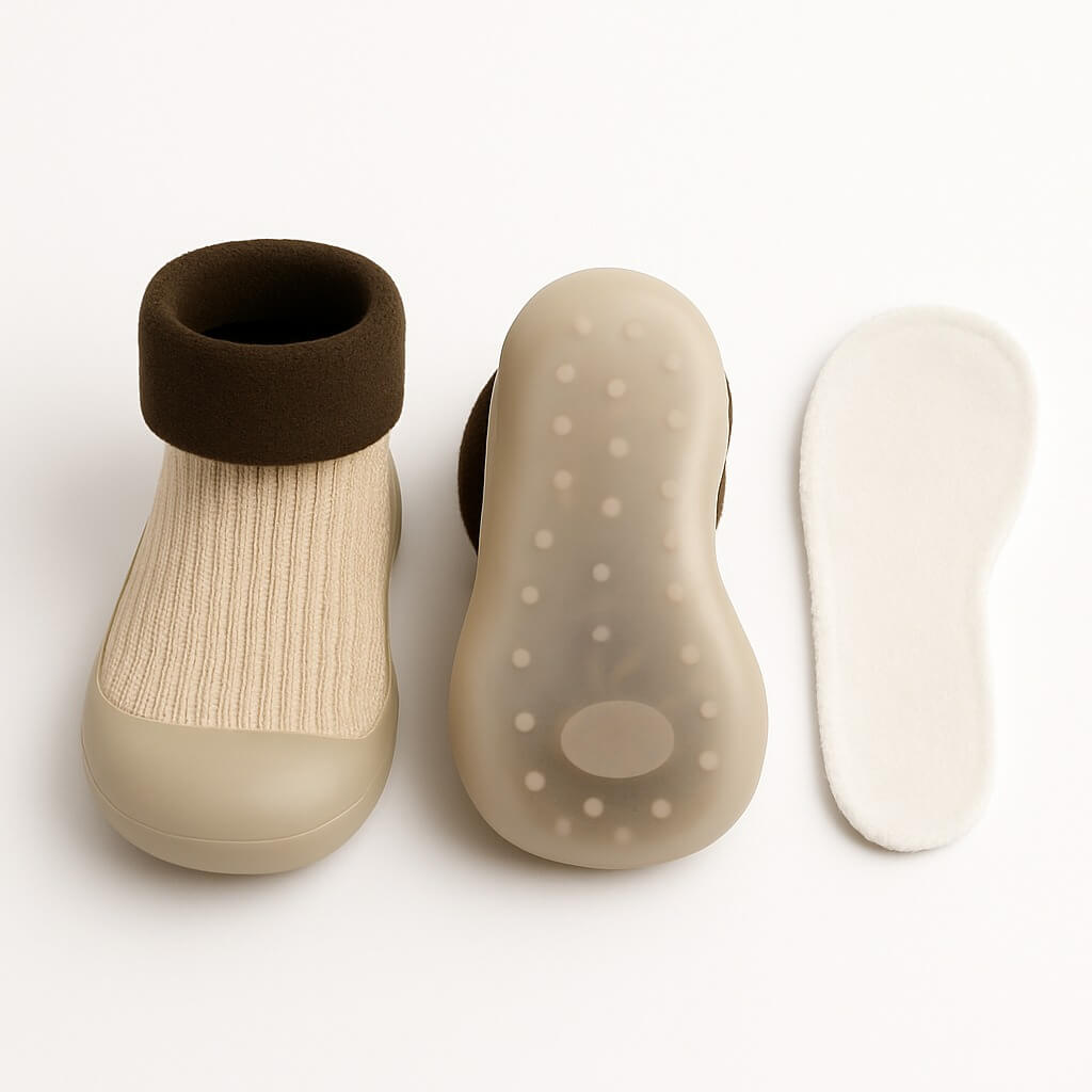 Beige kindersloffen met transparante anti-slip zool en uitneembare zachte inlegzool – ideaal voor binnengebruik