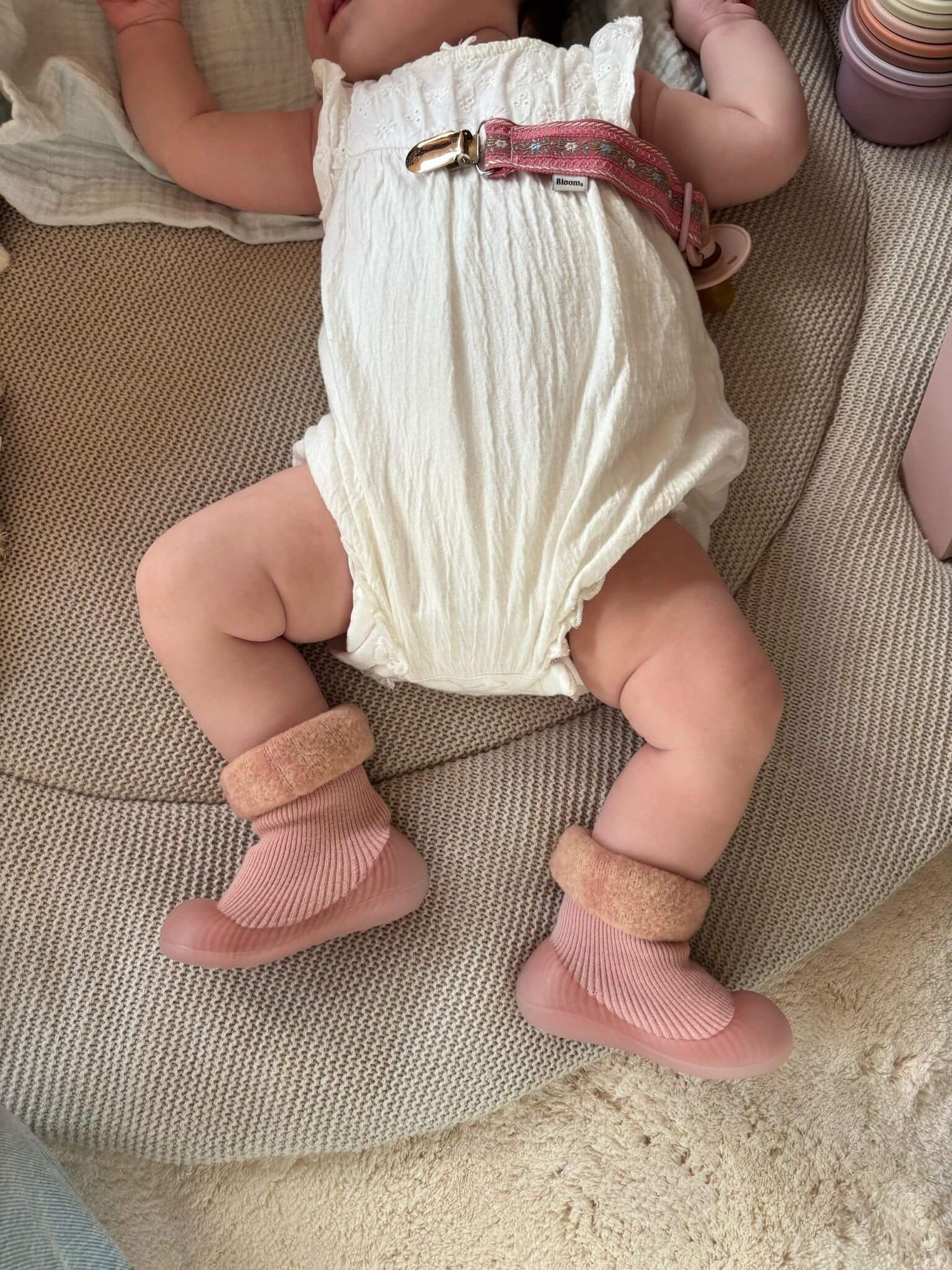 Blote kindervoetjes op de bank– symboliseert barefoot-beweging en natuurlijke ontwikkeling