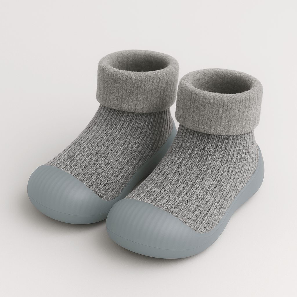 Vrijstaande afbeelding van grijze kindersloffen met ribstructuur en antislip zool – ideaal als webshopfoto