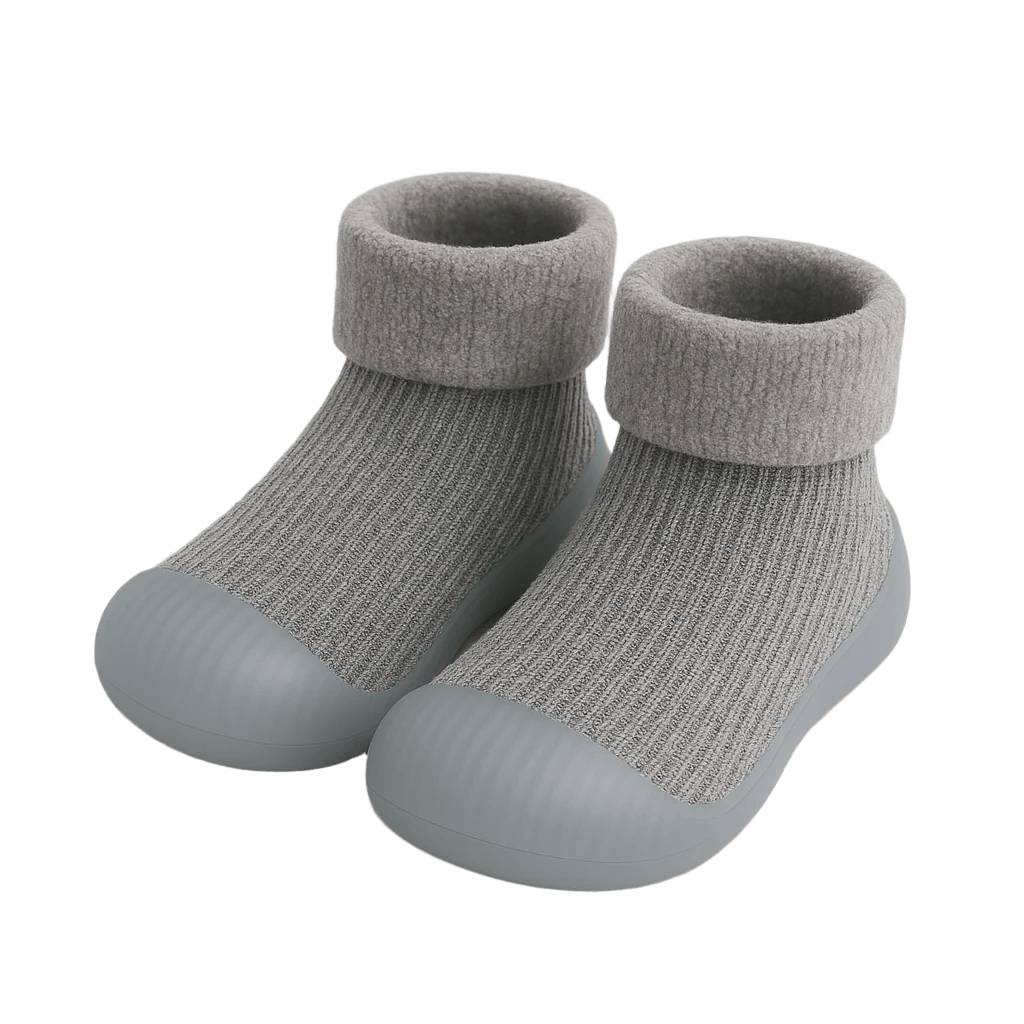 Grijze sokschoentjes met zachte fleece rand en antislip zool – comfortabele kindersloffen voor veilig gebruik binnen en buiten