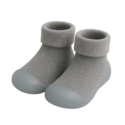 Grijze sokschoentjes met zachte fleece rand en antislip zool – comfortabele kindersloffen voor veilig gebruik binnen en buiten