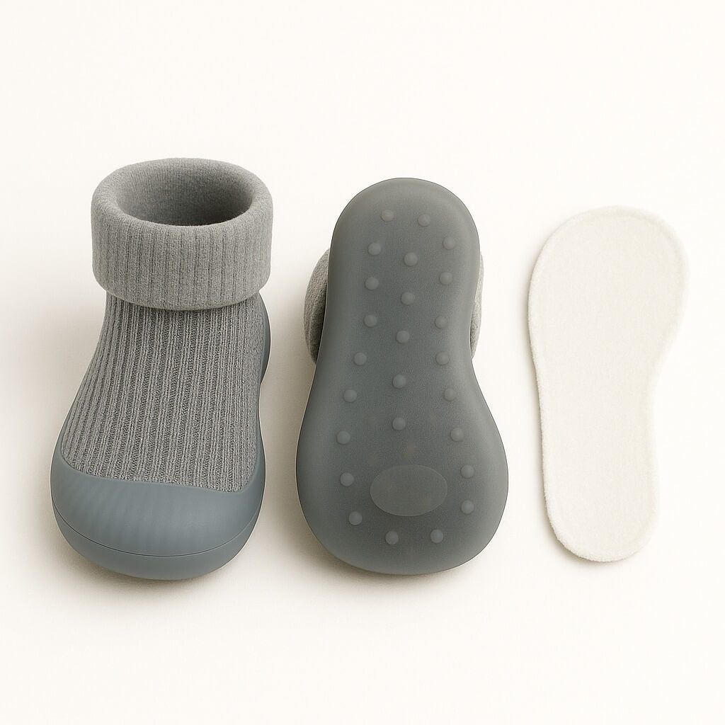 Grijze sokschoentjes met doorzichtige antislip zool en uitneembare zachte binnenzool – warme en veilige sloffen voor peuters