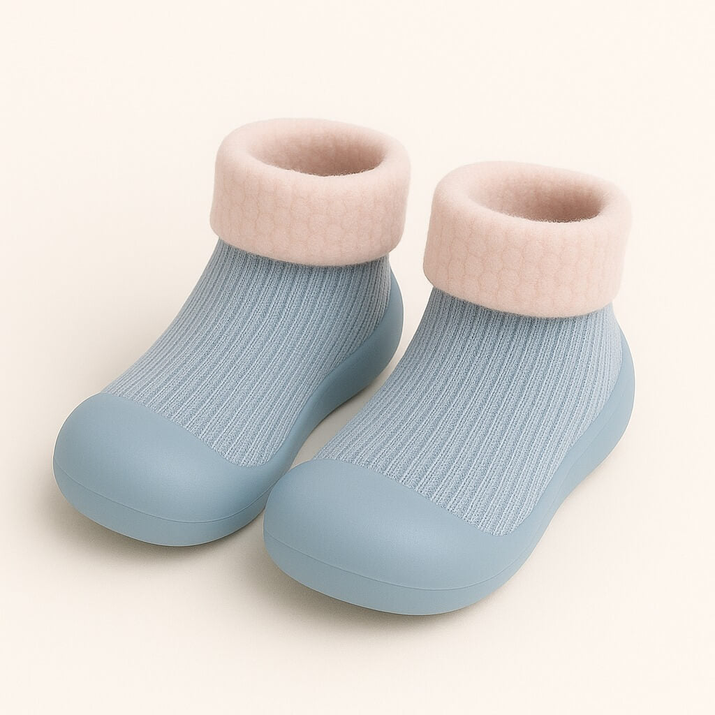Kindersloffen lichtblauw met ribstof en anti-slip zool – vrijstaand zonder achtergrond, ideaal voor productpagina’s
