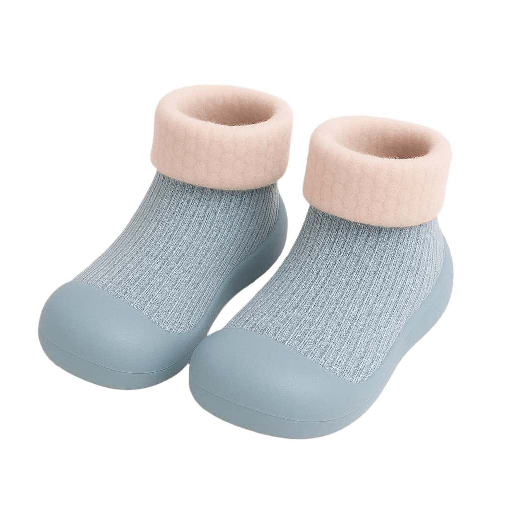 Lichtblauwe sokschoentjes met zachte fleece rand en antislip zool – comfortabele en veilige kindersloffen voor binnen en buiten