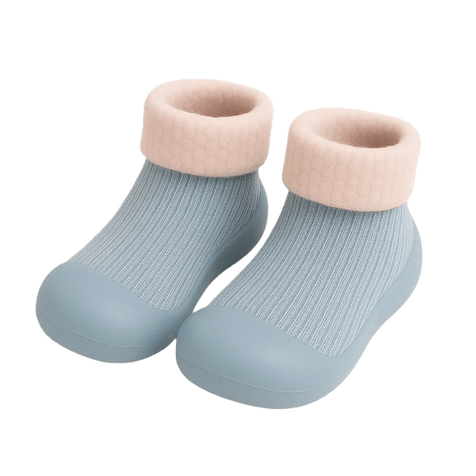Lichtblauwe sokschoentjes met zachte fleece rand en antislip zool – comfortabele en veilige kindersloffen voor binnen en buiten