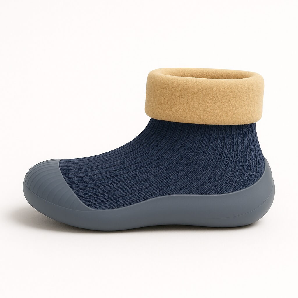 Zijaanzicht van marine sokschoentje met ribstructuur en veilige anti-slip zool – ideaal als binnenschoen voor kinderen