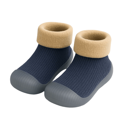 Marineblauwe sokschoentjes met donkere fleece rand en anti-slip zool, comfortabele kinderschoenen voor binnen en buiten