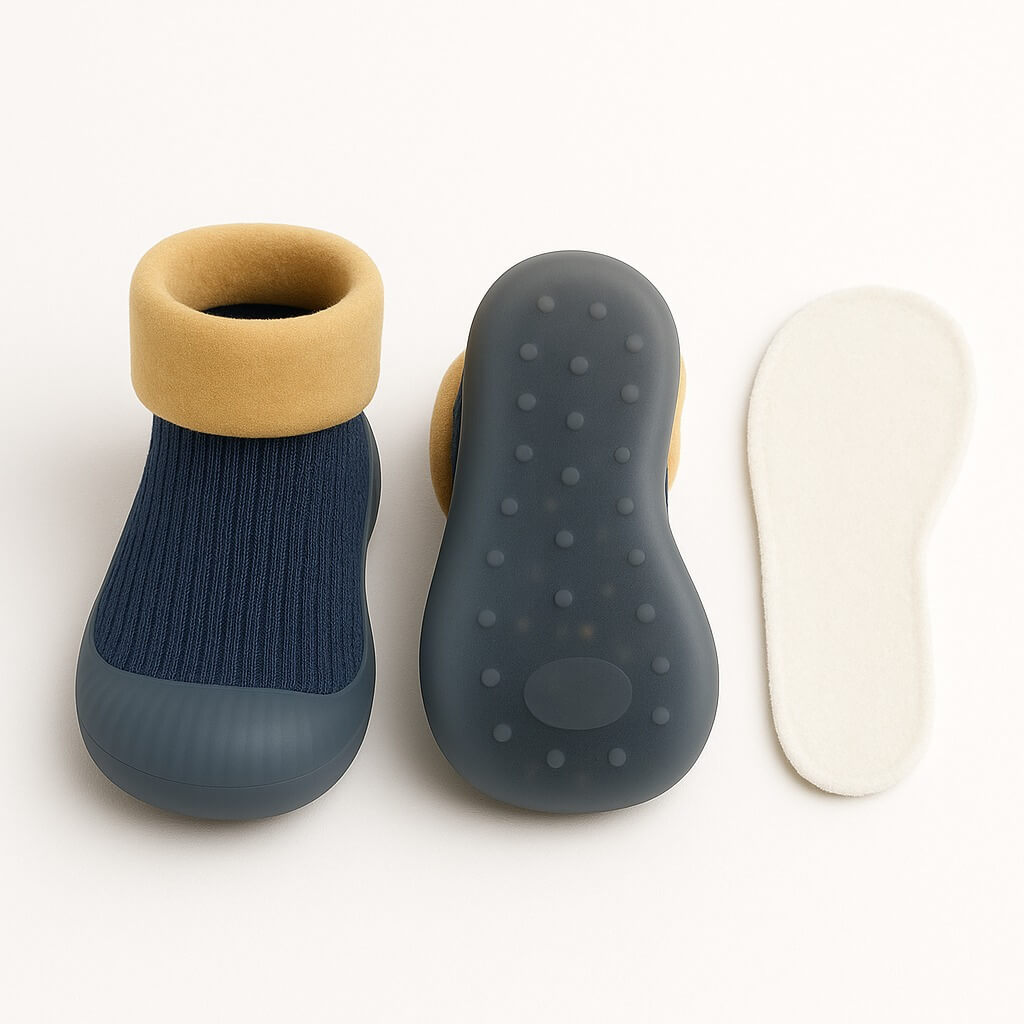Marineblauwe sokschoentjes met transparante anti-slip zool en zachte inlegzool, ideaal als warme en veilige kindersloffen