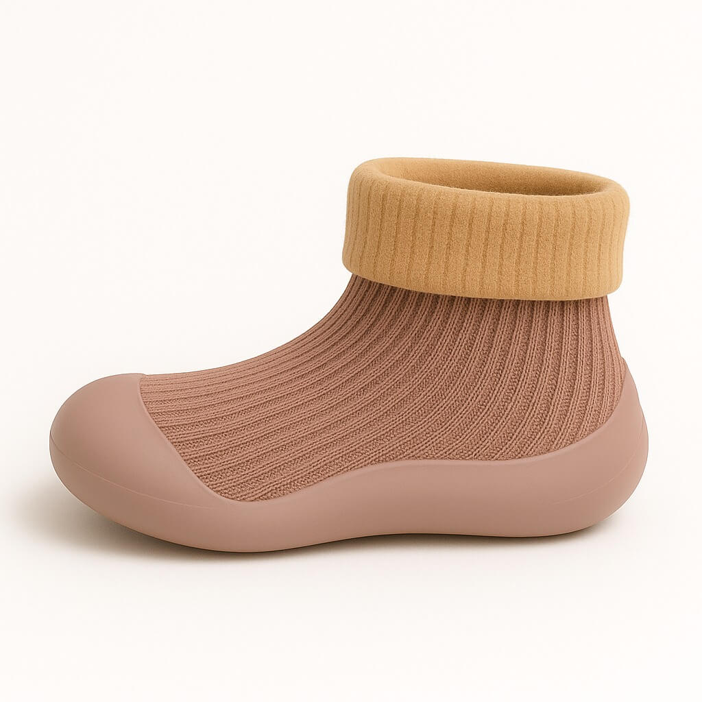 Zijaanzicht van een roze sokschoentje met ribstructuur en antislip zool – ideaal als eerste schoentjes voor baby’s en peuters.