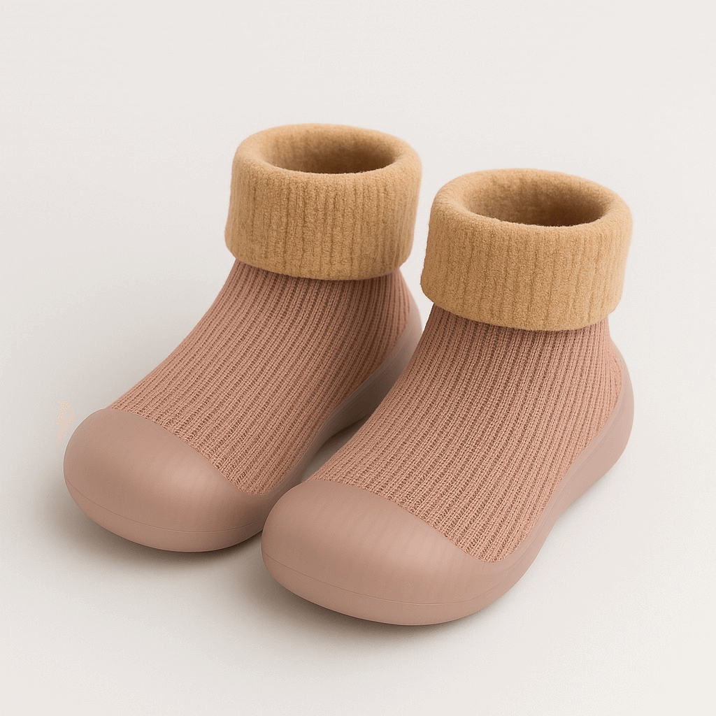 Lichtroze slofjes voor kinderen met ribstof en antislip zool – zonder achtergrond, perfect voor webshop of productcatalogus